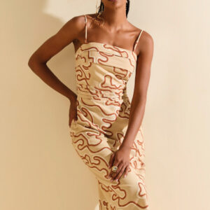 Vestido Morena Rosa Ajustado Decote Reto Sem Alça Midi Bege