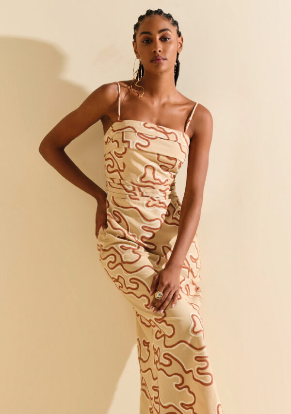 Vestido Morena Rosa Ajustado Decote Reto Sem Alça Midi Bege